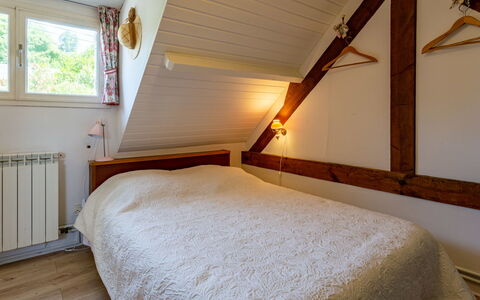 Petit Champ: Property, Building, Window, Comfort, Wood, Bed Frame, Shade, Flooring, Bed
