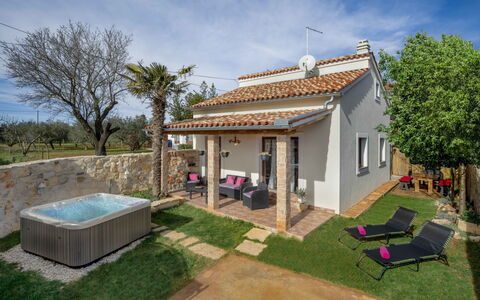 Villa Aurora: Property, House, Home, Building, Real Estate, Residential Area, Architecture, Backyard, Estate, Land Lot