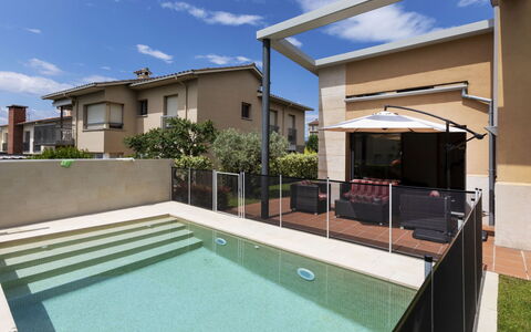 Volca: Sky, Water, Property, Building, Cloud, Plant, Swimming Pool, Window, Shade, Architecture