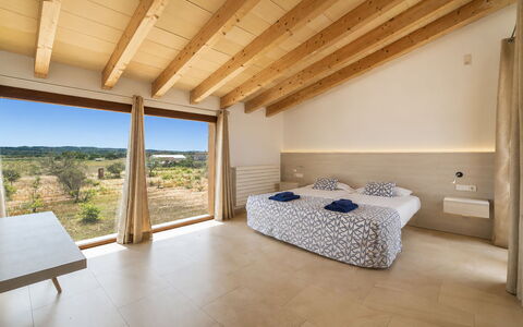 Can Toni: Home, Ceiling, Wood Stain, Hardwood, Bedroom, Bed, Bed Frame, Hotel, Bedding, Wood Flooring