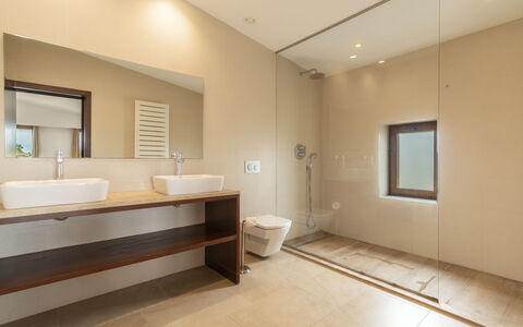 Can Toni: Flooring, Floor, Interior Design, Wall, Wood, Ceiling, Plumbing Fixture, Bathroom, Lighting, Brown