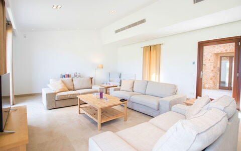Can Toni: Property, Room, Furniture, Interior Design, Living Room, Building, House, Real Estate, Table, Floor