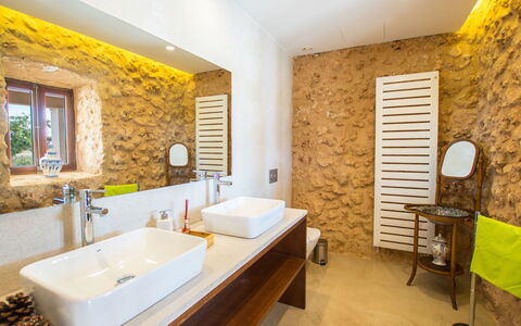 Can Toni: Mirror, Tap, Sink, Plumbing Fixture, Property, Furniture, Green, Bathroom Sink, Plant, Bathroom Cabinet