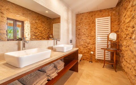 Can Toni: Plumbing Fixture, Bathroom Sink, Flooring, Wall, Bathroom, Sink, Interior Design, Wood, Floor, Tap
