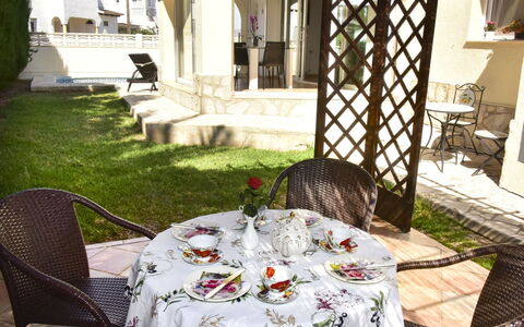 Villa Buena Vida: Room, Property, Furniture, Restaurant, Interior Design, Tablecloth, House, Textile, Linens, Home