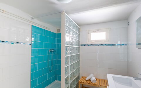 Anaisim: Plumbing Fixture, Property, Shower, Shower Head, Building, Bathroom, Interior Design, Flooring