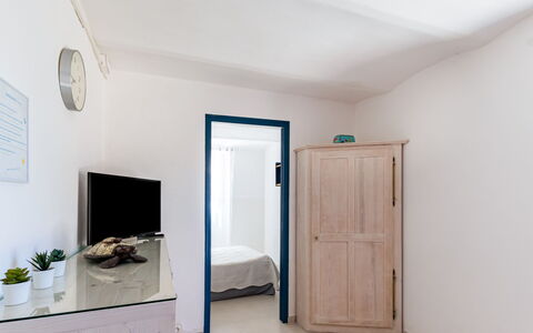 Anaisim: Property, Building, Door, Wood, Interior Design, Cabinetry, Houseplant, Floor
