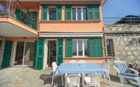 Villa Pia Con Piscina a Recco: Property, House, Building, Real Estate, Home, Room, Apartment, Facade, Architecture, Window