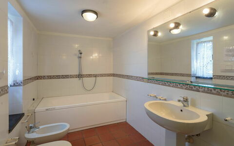 Villa Pia Con Piscina a Recco: Mirror, Plumbing Fixture, Sink, Tap, Property, White, Bathtub, Bathroom, Bathroom Sink, Azure