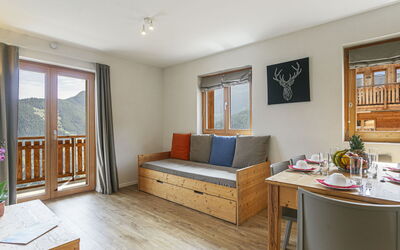 T-Resort la Tzoumaz 3P6 Vue Vallée 900.6: Table, Wood, Picture Frame, Window, Living Room, Interior Design, Floor, Flooring, Comfort