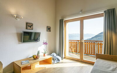 T-Resort la Tzoumaz 2P4 Vue Vallée 900.5: Building, Wood, Azure, Picture Frame, Comfort, Window, Interior Design, Living Room, Shade, Floor