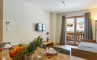 T-Resort la Tzoumaz 3P6 900.2: Table, Plant, Tableware, Interior Design, Wood, Houseplant, Floor, Flooring, Living Room, Window