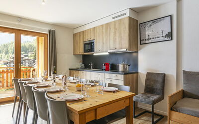 T-Resort la Tzoumaz 4P10 900.4: Table, Furniture, Chair, Couch, Wood, Interior Design, Kitchen, Countertop, Floor, Window