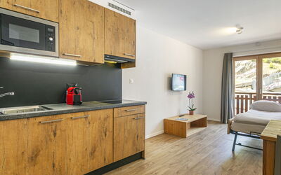 T-Resort la Tzoumaz 2P4 900.1: Property, Cabinetry, Furniture, Countertop, Window, Wood, Interior Design, Kitchen Appliance, Floor, Living Room