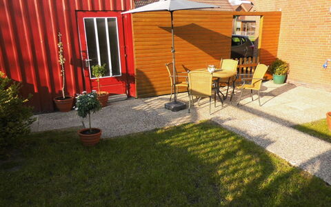 Dori: Yard, Backyard, Lawn, Property, Grass, House, Home, Garden, Real Estate, Residential Area