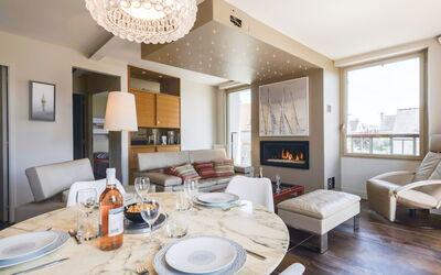 Les Néréïdes 121.1: Room, Furniture, Interior Design, Property, Living Room, Ceiling, Building, Bedroom, House, Wall