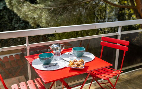 Les Ecureuils: Table, Tableware, Furniture, Property, Chair, Outdoor Table, Food, Dishware, Water, Outdoor Furniture