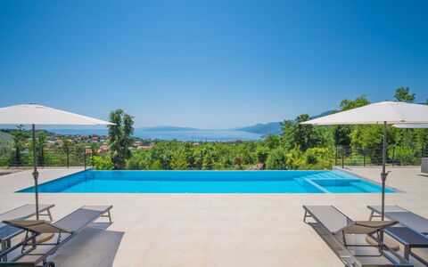 Minimal: Property, Swimming Pool, Sunlounger, Real Estate, Leisure, Resort, House, Building, Vacation, Estate