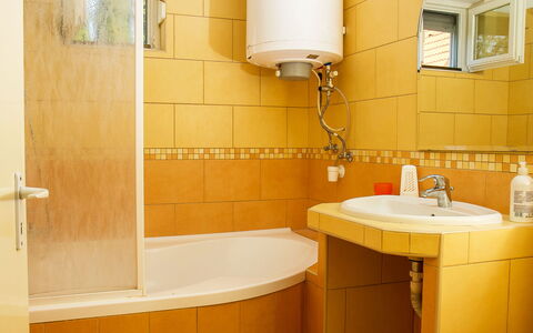 Vilma: Mirror, Tap, Bathtub, Plumbing Fixture, Property, Sink, Building, Plant, Bathroom Sink, Light