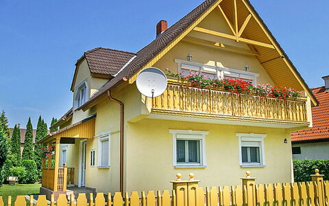 Vilma: Sky, Building, Plant, Window, Fence, Architecture, House, Yellow, Residential Area, Wall