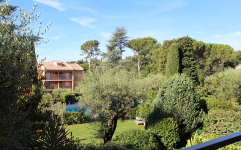 L'Orée de Vence: Property, Vegetation, Real Estate, House, Home, Natural Landscape, Tree, Sky, Wilderness, Garden