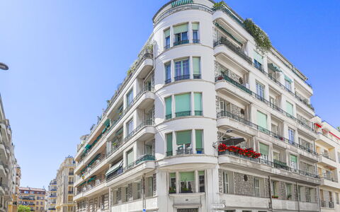 Le Rossi: Sky, Building, Wheel, Property, Car, Window, Infrastructure, Tower Block, Condominium
