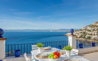Madreselva 366.3: Water, Sky, Cloud, Property, Swimming Pool, Seaside Resort, Azure, Blue, Building, Outdoor Furniture