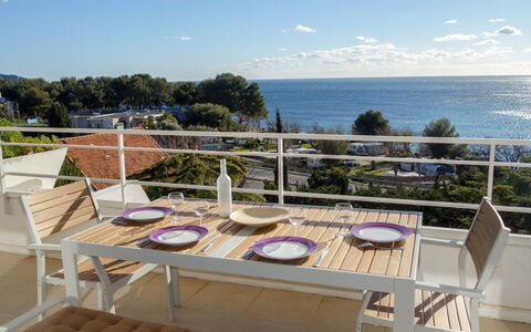Les Hauts de Fonsainte: Property, Balcony, Apartment, House, Real Estate, Building, Room, Vacation, Furniture, Table