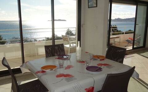 Les Hauts de Fonsainte: Property, Room, Table, Restaurant, Furniture, Interior Design, Building, Real Estate, House, Window