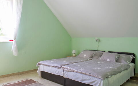 Welle: Property, Furniture, Comfort, Building, Wood, Textile, Flooring, Interior Design, Pillow