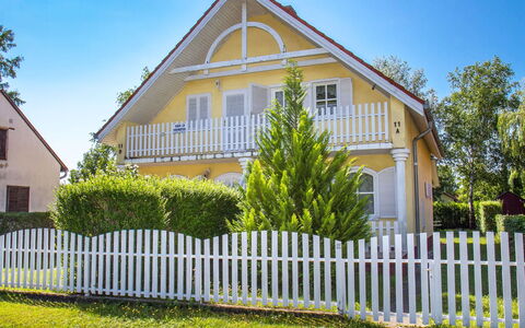 Welle: Sky, Plant, Building, Window, Fence, Tree, House, Land Lot, Picket Fence, Yellow
