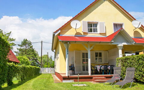 Welle: Plant, Sky, Window, Building, Property, Cloud, Porch, House, Land Lot, Tree