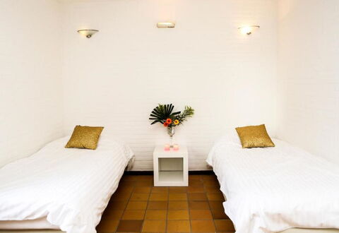 Bungalowpark Landsrade: Plant, Property, Furniture, Comfort, Decoration, Textile, Wood, Interior Design, Flower, Flooring