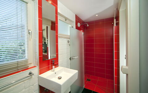Bungalowpark Landsrade: Red, Plumbing Fixture, Interior Design, Bathroom, Flooring, Floor, Bathroom Sink, Sink, Plumbing, Tap