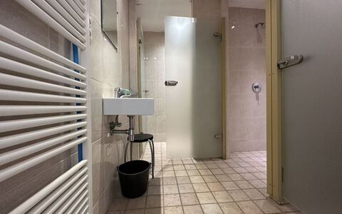 Bungalowpark Landsrade: Building, Interior Design, Flooring, Wood, Floor, Door, Line, Material Property, House