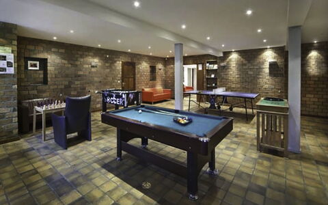 Bungalowpark Landsrade: Table, Furniture, Property, Billiard Table, Billiard Room, Pool, Billiards, Building, Recreation Room