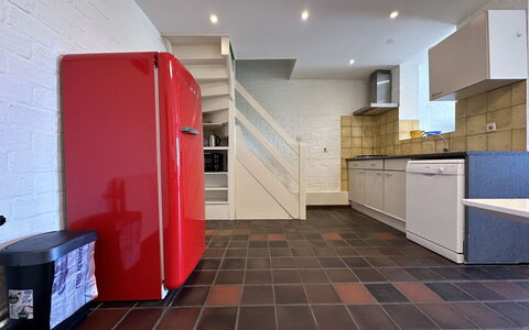 Bungalowpark Landsrade: Building, Cabinetry, Interior Design, Flooring, Floor, House, Wood, Gas, Ceiling