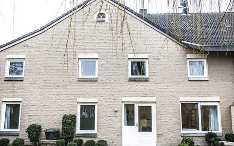 Bungalowpark Landsrade: Plant, Building, Window, Property, House, Sky, Cottage, Wall, Residential Area