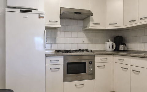 Bungalowpark Landsrade: Kitchen Appliance, Kitchen, Countertop, Cabinetry, Major Appliance, Home Appliance, Stove, Flooring, Kitchen Stove, Interior Design