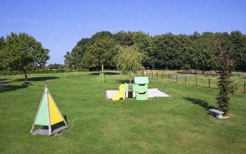 Bungalowpark Landsrade: Grass, Plain, Grassland, Land Lot, Lawn, Recreation, Meadow, Shade, Garden