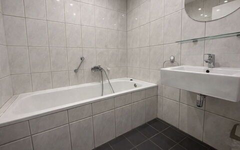 Bungalowpark Landsrade: Bathroom, Flooring, Plumbing Fixture, Wall, Floor, Bathtub, Interior Design, Plumbing, Tap, Tile