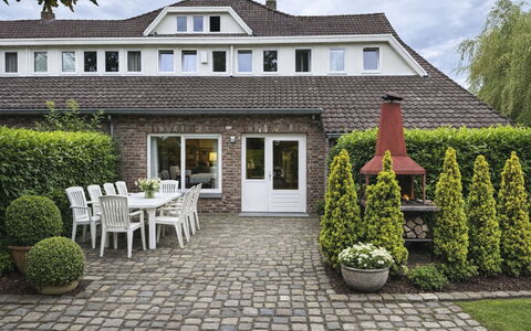 Bungalowpark Landsrade: Building, House, Home, Shrub, Roof, Residential Area, Architecture, Garden, Door