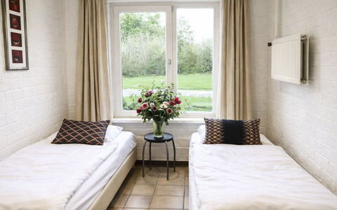 Bungalowpark Landsrade: Bed, Bedroom, Floor, Bedding, Interior Design, Flooring, Furniture, Bed Sheet, Bed Frame, Room