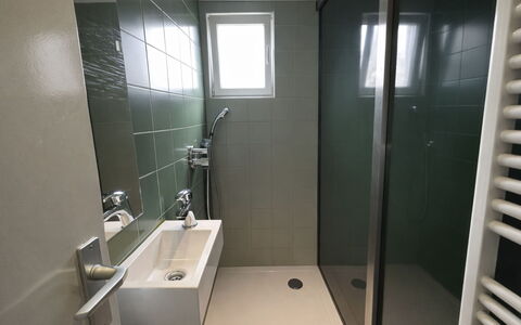 Bungalowpark Landsrade: Bathroom, Plumbing Fixture, Flooring, Floor, Interior Design, Plumbing, Tap, Bathroom Sink, Sink, Toilet