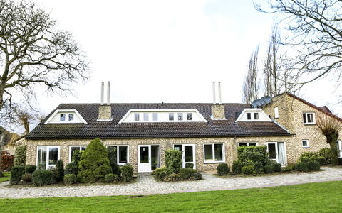 Bungalowpark Landsrade: Sky, Cloud, Plant, Building, Window, Tree, Grass, House, Facade, Cottage
