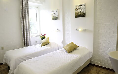 Bungalowpark Landsrade: Furniture, Comfort, Textile, Wood, Shade, Interior Design, Building, Floor, Bed