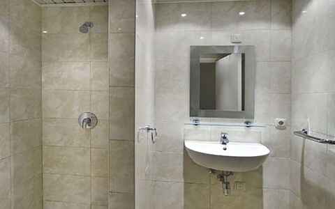 Bungalowpark Landsrade: Mirror, Sink, Tap, Plumbing Fixture, Property, Building, Bathroom Sink, Bathroom, Wood, Interior Design