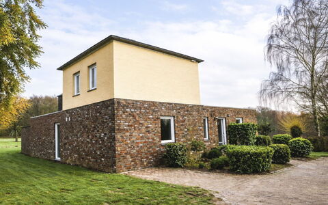 Vrijstaande 10 Persoons: Grass, Wall, Building, House, Facade, Shrub, Home, Residential Area, Architecture, Roof