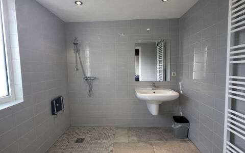Vrijstaande 10 Persoons: Wall, Flooring, Floor, Plumbing Fixture, Bathroom, Interior Design, Tile, Plumbing, Composite Material, Ceiling