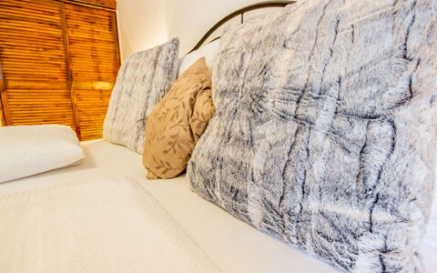 Axams 261: Comfort, Textile, Wood, Bed Frame, Building, House, Tree, Bedrock, Hardwood, Flooring